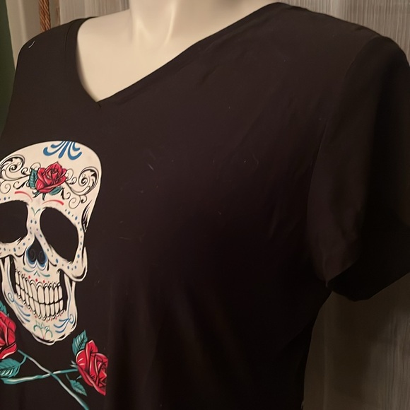 NWOT No Boundries V-Neck Skull Roses Shirt - Picture 2 of 4